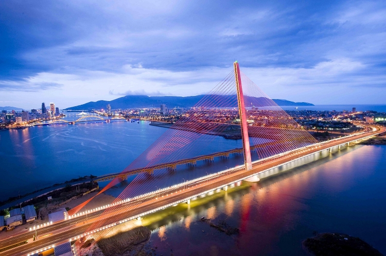 kham pha cay cau noi tieng nhat tai da nang