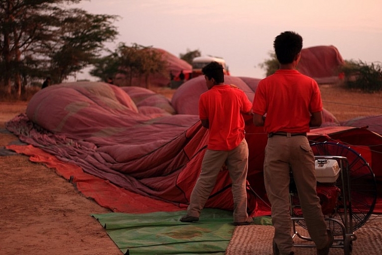 chiem nguong ve dep doc dao cua le hoi khinh khi cau myanmar