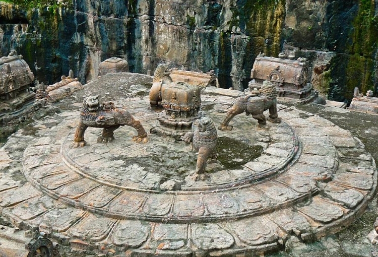 ngoi den co an do duoc tao ra tu mot khoi da khong lo