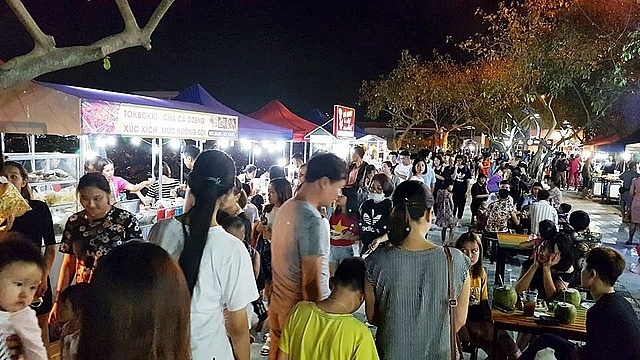 Chưa khai trương, phố đi bộ ở Ninh Bình đã đông nghịt người Chưa khai trương, phố đi bộ ở Ninh Bình đã đông nghịt người