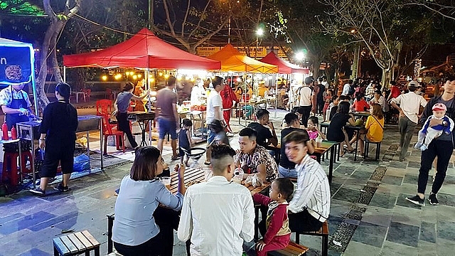 Chưa khai trương, phố đi bộ ở Ninh Bình đã đông nghịt người Chưa khai trương, phố đi bộ ở Ninh Bình đã đông nghịt người