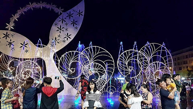 Chưa khai trương, phố đi bộ ở Ninh Bình đã đông nghịt người Chưa khai trương, phố đi bộ ở Ninh Bình đã đông nghịt người