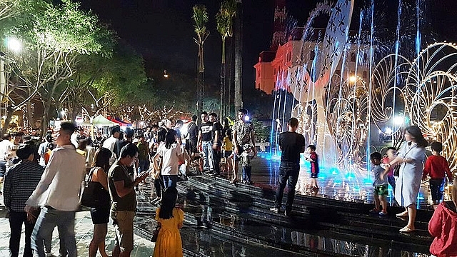 Chưa khai trương, phố đi bộ ở Ninh Bình đã đông nghịt người
