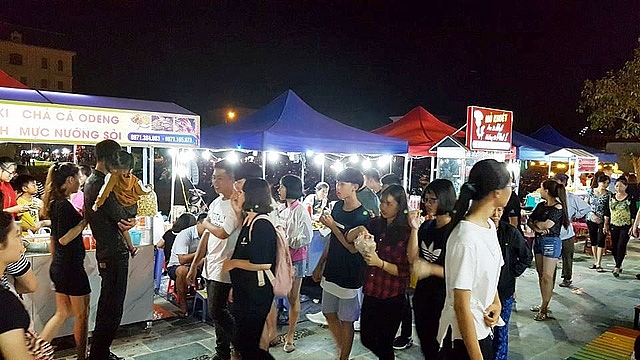 Chưa khai trương, phố đi bộ ở Ninh Bình đã đông nghịt người Chưa khai trương, phố đi bộ ở Ninh Bình đã đông nghịt người