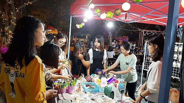 Chưa khai trương, phố đi bộ ở Ninh Bình đã đông nghịt người Chưa khai trương, phố đi bộ ở Ninh Bình đã đông nghịt người