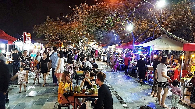 Chưa khai trương, phố đi bộ ở Ninh Bình đã đông nghịt người Chưa khai trương, phố đi bộ ở Ninh Bình đã đông nghịt người
