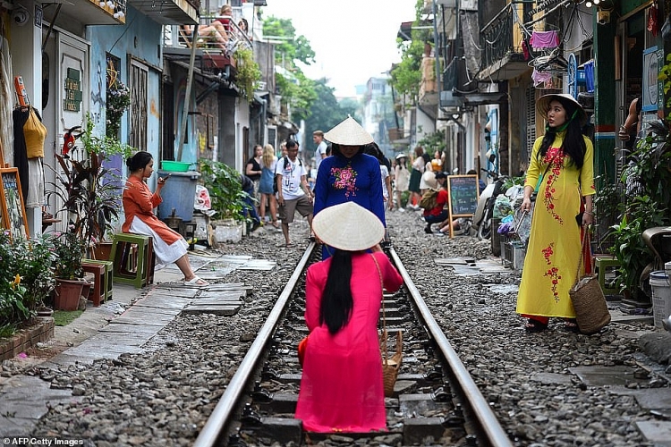 Du khách liều mình săn ảnh trên đường tàu ở phố cổ Hà Nội du khach lieu minh san anh tren duong tau o pho co ha noi
