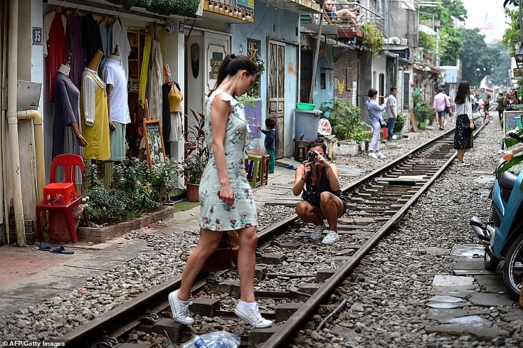 Du khách liều mình săn ảnh trên đường tàu ở phố cổ Hà Nội du khach lieu minh san anh tren duong tau o pho co ha noi