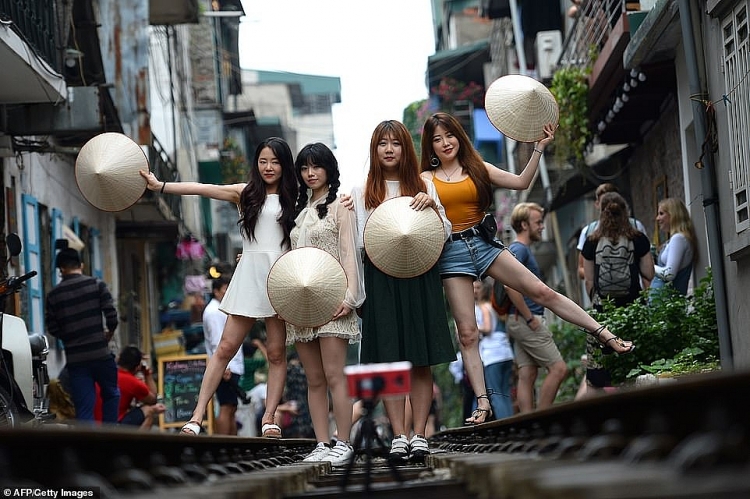 du khach lieu minh san anh tren duong tau o pho co ha noi