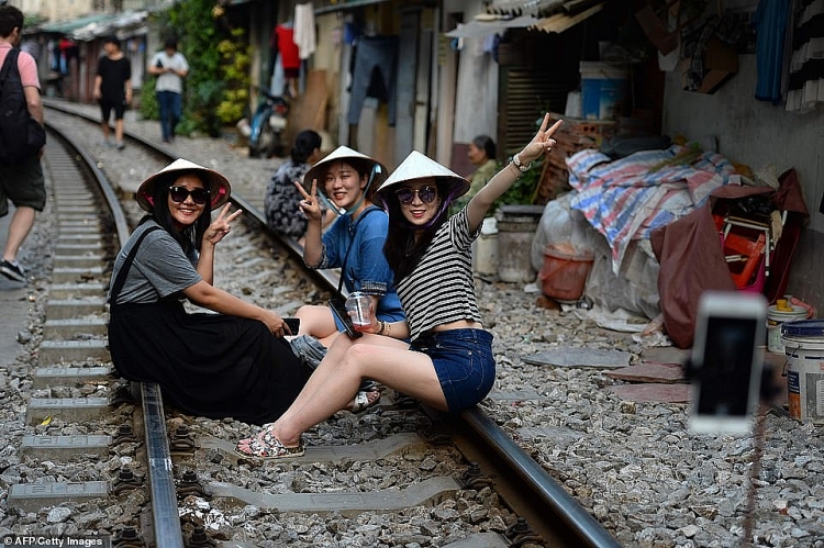 Du khách liều mình săn ảnh trên đường tàu ở phố cổ Hà Nội du khach lieu minh san anh tren duong tau o pho co ha noi