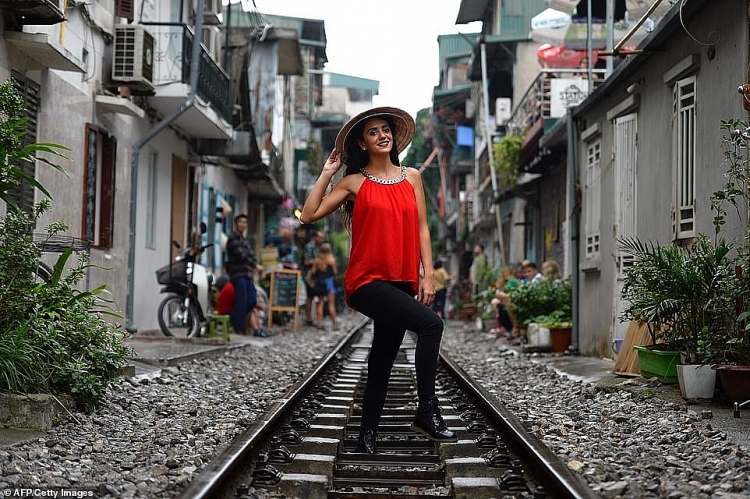 Du khách liều mình săn ảnh trên đường tàu ở phố cổ Hà Nội du khach lieu minh san anh tren duong tau o pho co ha noi