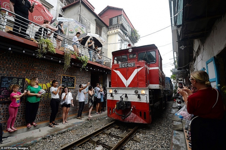 Du khách liều mình săn ảnh trên đường tàu ở phố cổ Hà Nội du khach lieu minh san anh tren duong tau o pho co ha noi