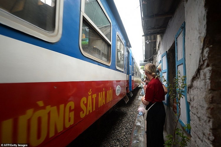 Du khách liều mình săn ảnh trên đường tàu ở phố cổ Hà Nội du khach lieu minh san anh tren duong tau o pho co ha noi