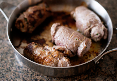 Trổ tài làm thịt bò cuộn braciole ăn kèm mỳ Ý