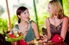 "Ăn chùa" ngày 8/3 bất ngờ bị trai… bỏ mặc