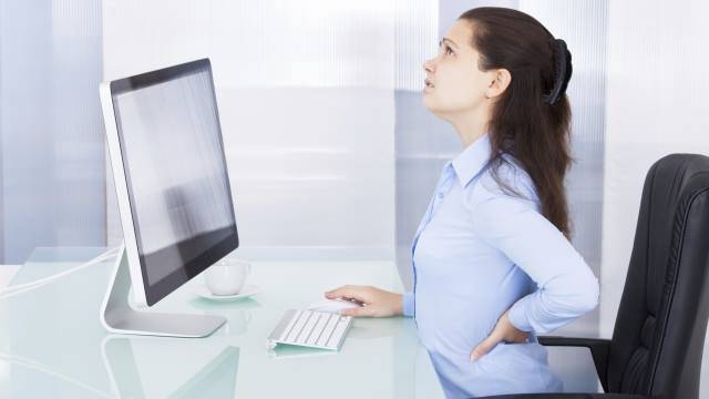 Những thói quen tại công sở khiến vòng eo phát tướng