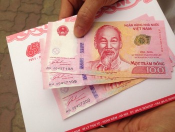 Xuất hiện "phe" tiền lưu niệm 100 đồng với giá cao