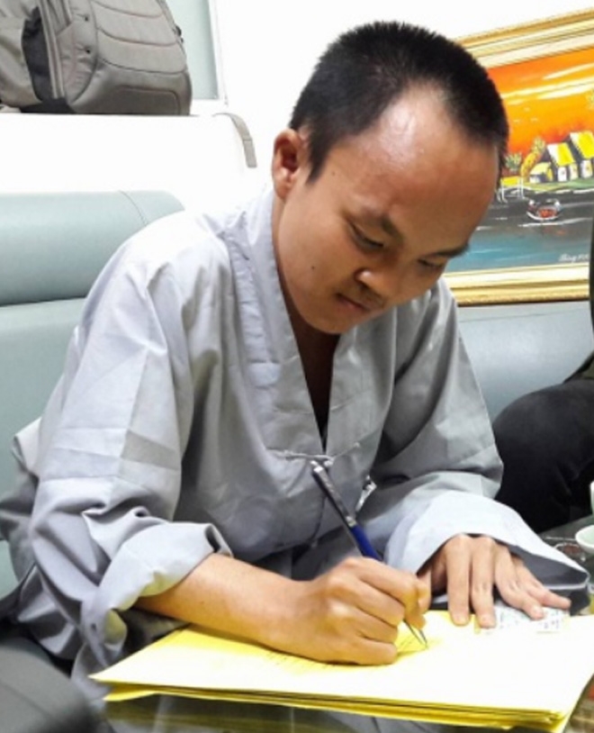 chang trai khuyet tat di bo xuyen viet dang ky hien tang
