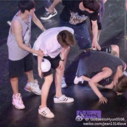 Thành viên của EXO bị chấn thương khiến fan lo lắng