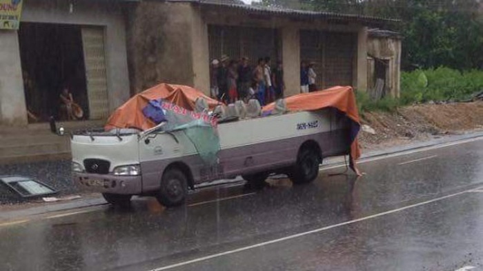 thanh hoa va cham voi xe ben xe khach bi mat noc