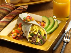Trổ tài làm món bánh burritos truyền thống Mexico