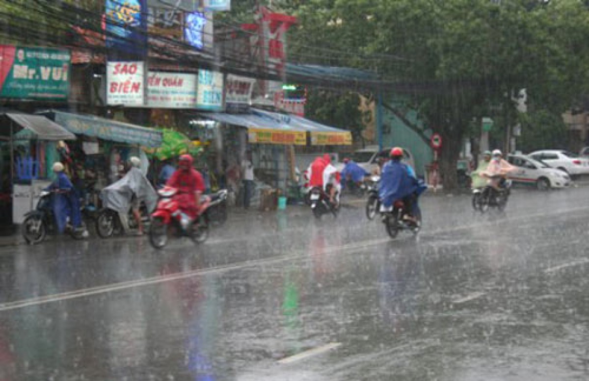Chiều tối 4/7, Hà Nội đón mưa giông