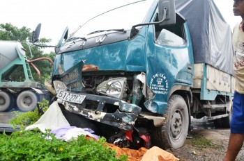 Xe tải 'điên' cuốn 4 xe máy, 3 người thương vong