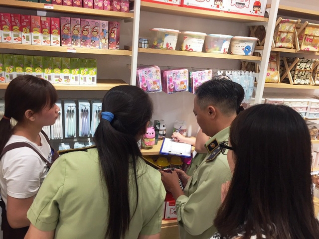 lat tay chieu gan mac han quoc tai nhieu cua hang my pham