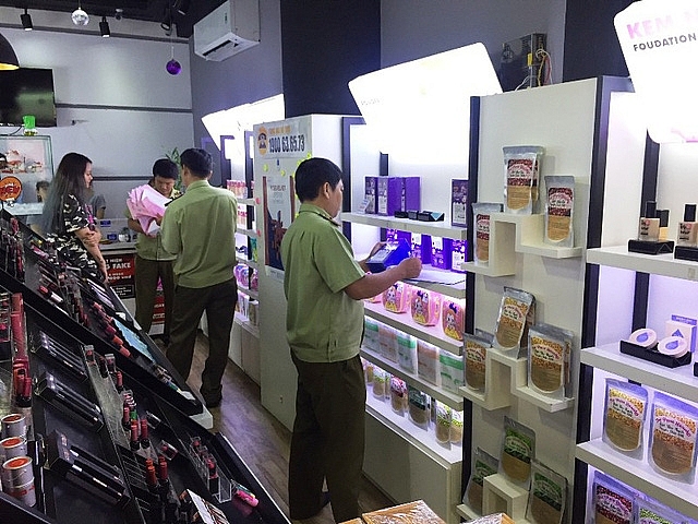 lat tay chieu gan mac han quoc tai nhieu cua hang my pham