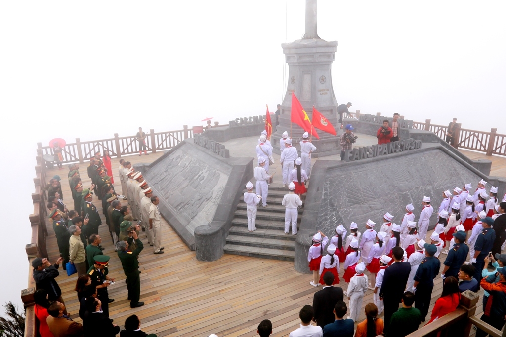 linh thieng giay phut thuong co cua cac cuu chien binh tren dinh thieng fansipan