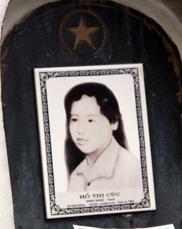 cuc oi bai tho goi tim co gai dong loc bi chon vui duoi ho bom
