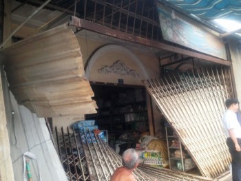Tránh xe máy, ôtô tải tông sập nhà dân