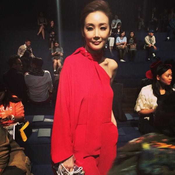 Choi Ji Woo “cứng đơ” tại Paris Fashion Week Choi Ji Woo “cứng đơ” tại Paris Fashion Week