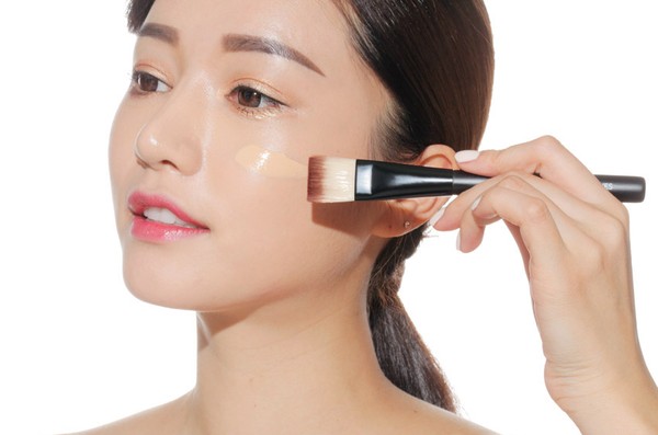 Mách bạn 3 cách đánh kem nền mùa lạnh