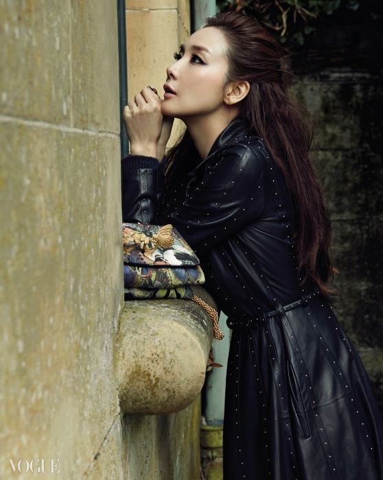 Choi Ji Woo khoe vẻ quý phái trên Vogue Choi Ji Woo khoe vẻ quý phái trên Vogue