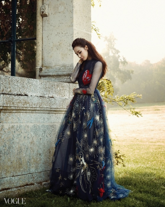 Choi Ji Woo khoe vẻ quý phái trên Vogue Choi Ji Woo khoe vẻ quý phái trên Vogue