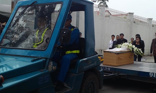 Di hài 3 mẹ con vụ rơi máy bay MH17 về đến Việt Nam