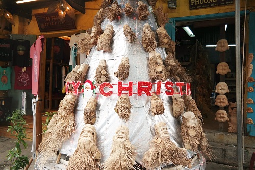 Độc đáo cây thông Noel làm từ 200 gốc tre