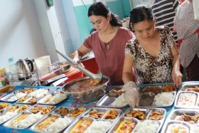 Bữa cơm từ thiện "đưa bằng 2 tay" ở Thiện Tâm