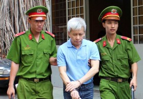 "Du lịch" Việt Nam để tuồn thẻ tín dụng giả