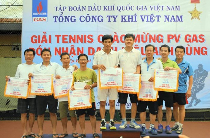 giai tennis chao mung don nhan danh hieu anh hung lao dong