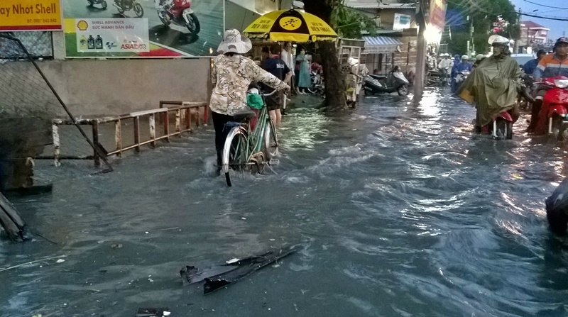 mua lon nhieu gio sai gon ngap nang