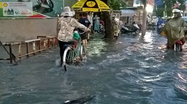Mưa lớn nhiều giờ, Sài Gòn ngập nặng