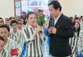 "Người không tay không chân" làm phạm nhân rơi nước mắt