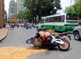 Mô tô đâm xe máy, 2 người bị thương nặng