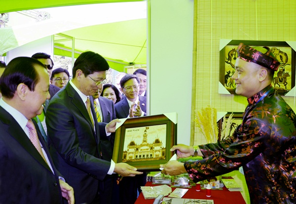 Tranh gạo Việt Nam trưng bày tại Hàn Quốc