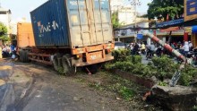 hai anh em ho chet tham duoi banh container