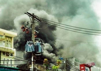 Cháy gara, hai ôtô bị thiêu rụi