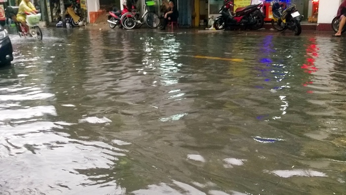 tp hcm mua lon nhieu gio duong pho ngap nang