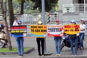 Tuyên truyền an toàn giao thông tại ngã tư